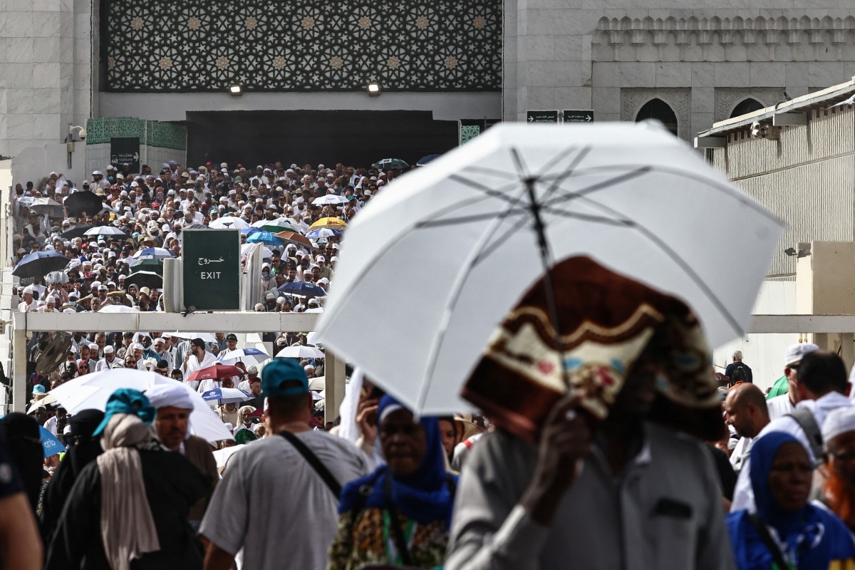 With ice cream and giant fans, hajj pilgrims battle searing heat