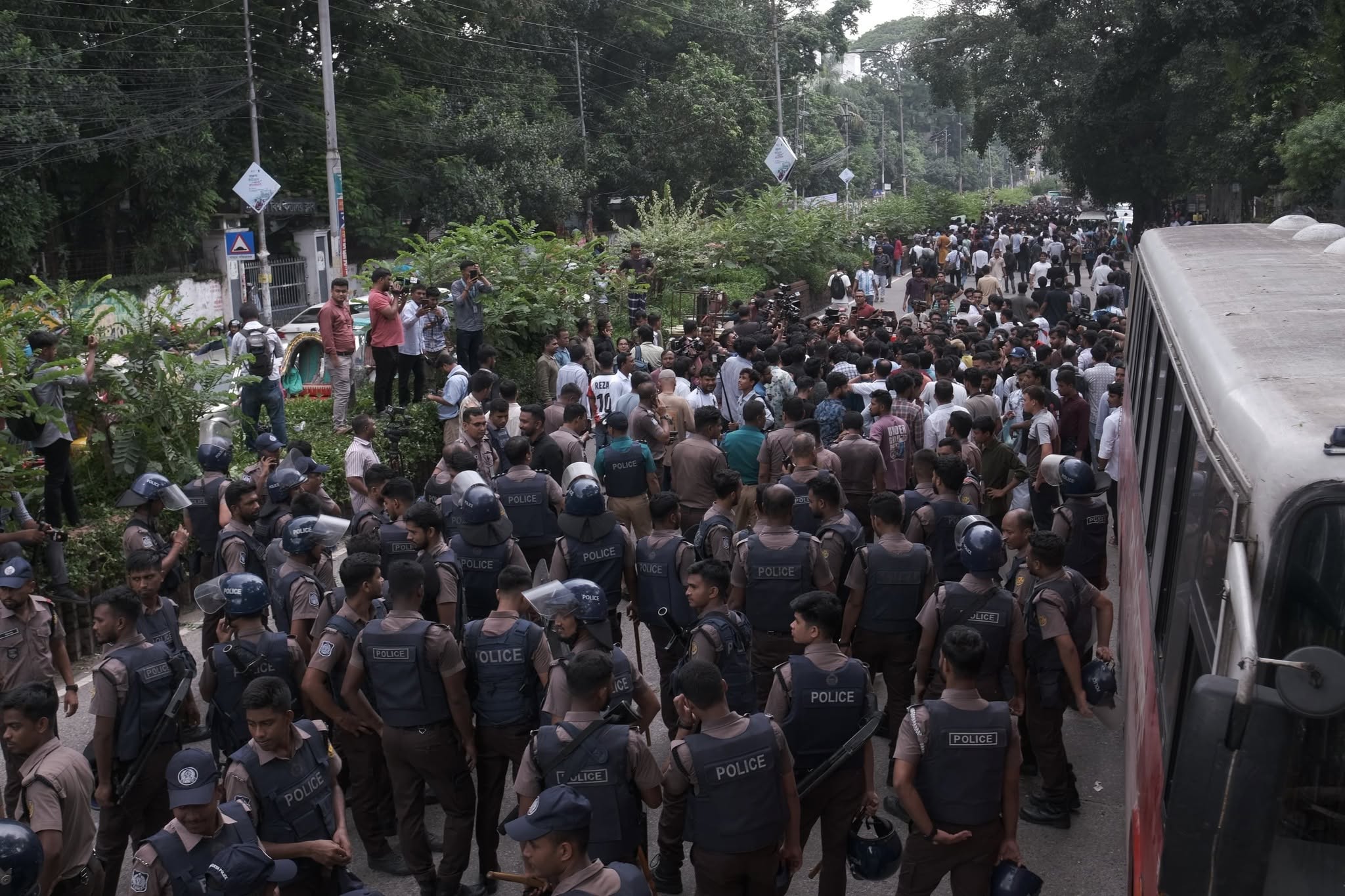 HSC examinees briefly scuffle with police during march to DU