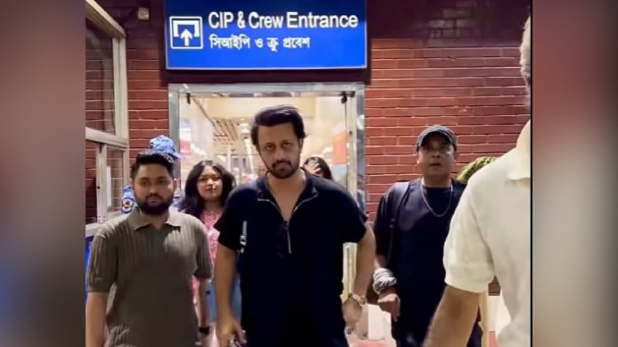 Atif Aslam lands in Dhaka 