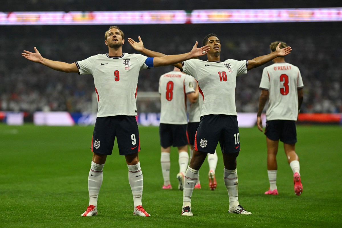 Ten-Man England triumph in Azteca thriller, reach quarterfinals