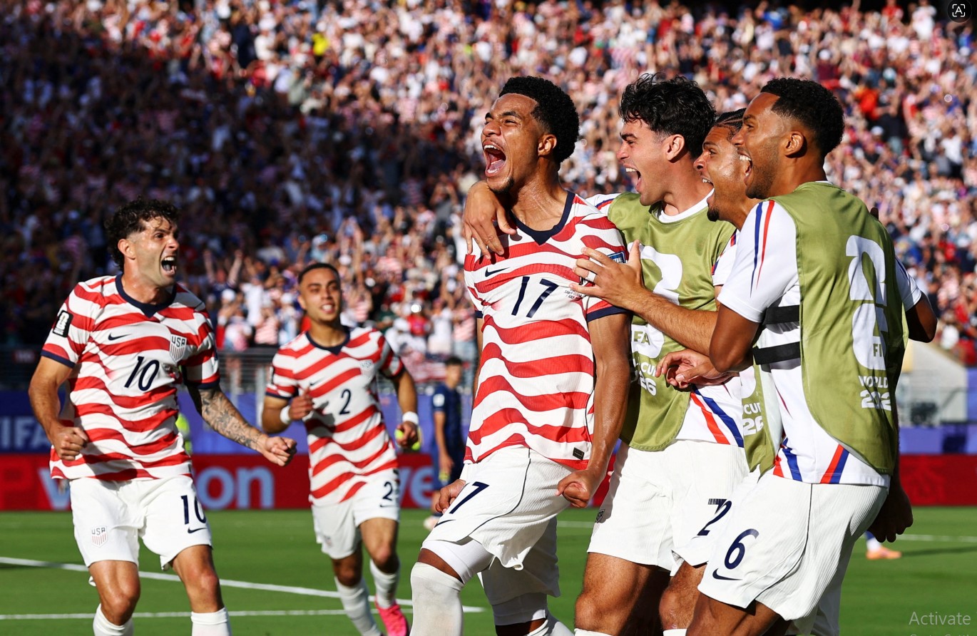 Ten-man USA beat Bosnia-Herzegovina 2-0 to reach last 16