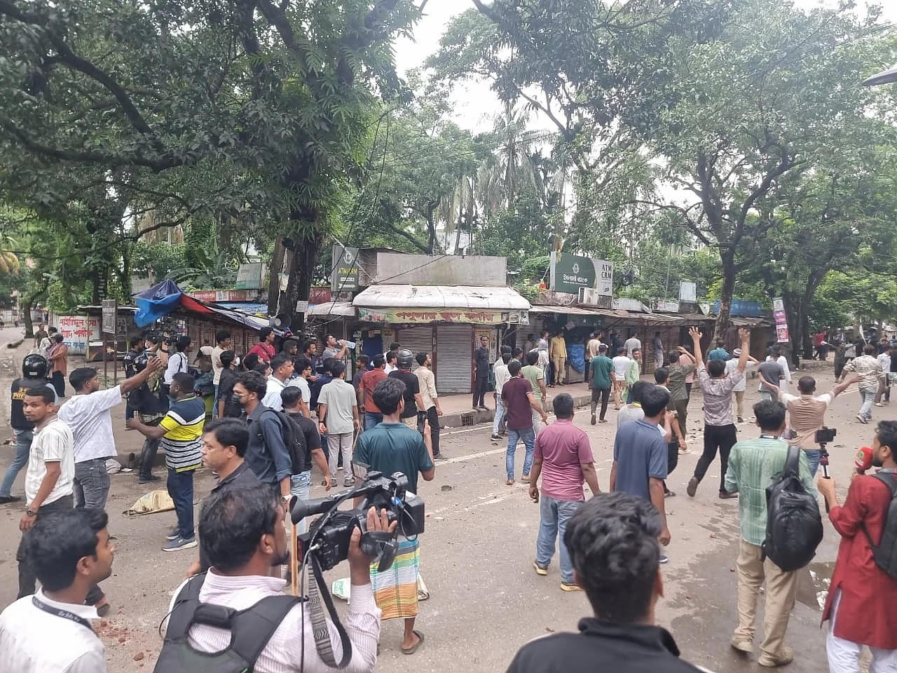 Chhatra Dal, Shibir activists clash at Dhaka Alia Madrasah