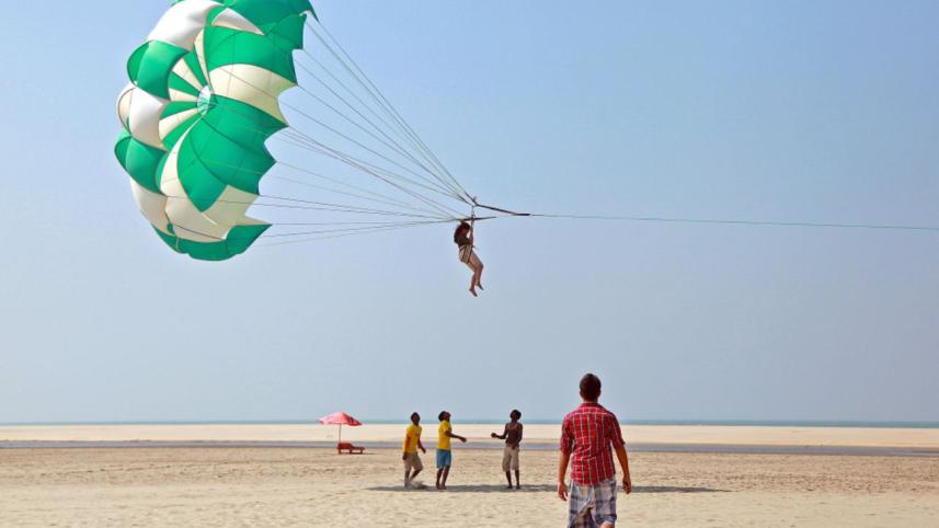 Tourist dies after falling into sea while parasailing in Cox's Bazar