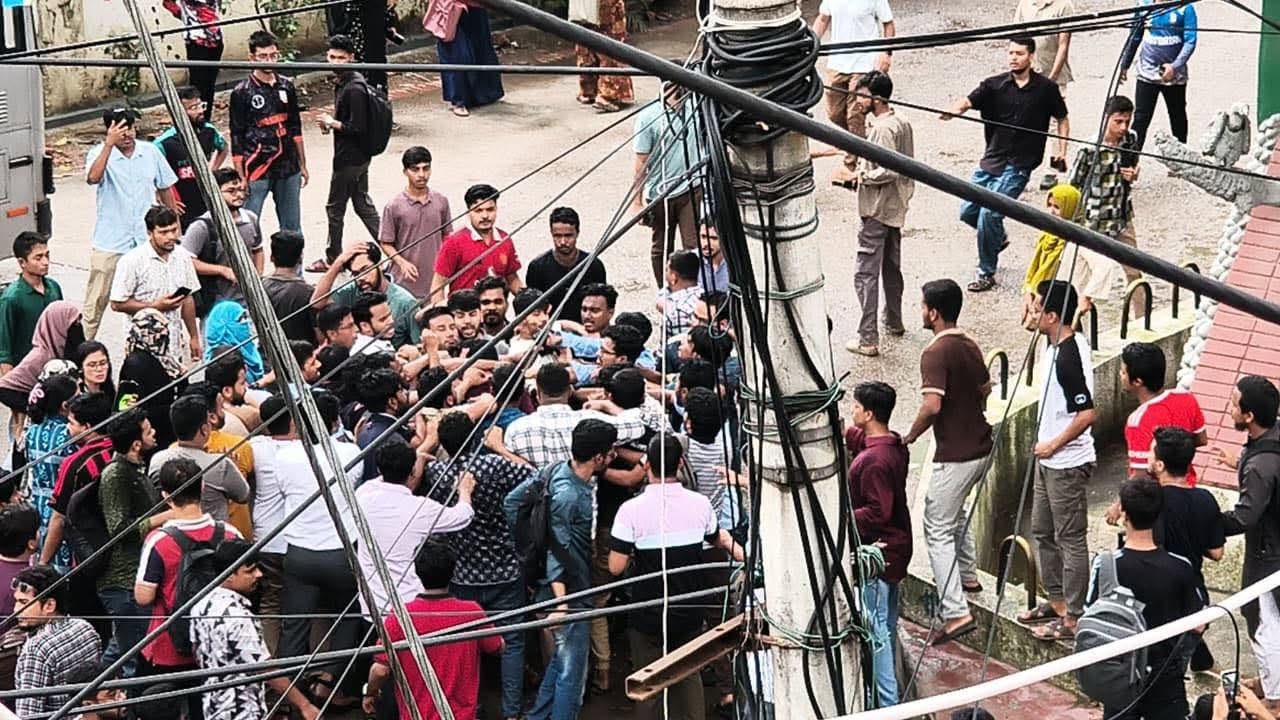 At least 70 hurt in JCD, Shibir, Chhatra Shakti clash at Jagannath University