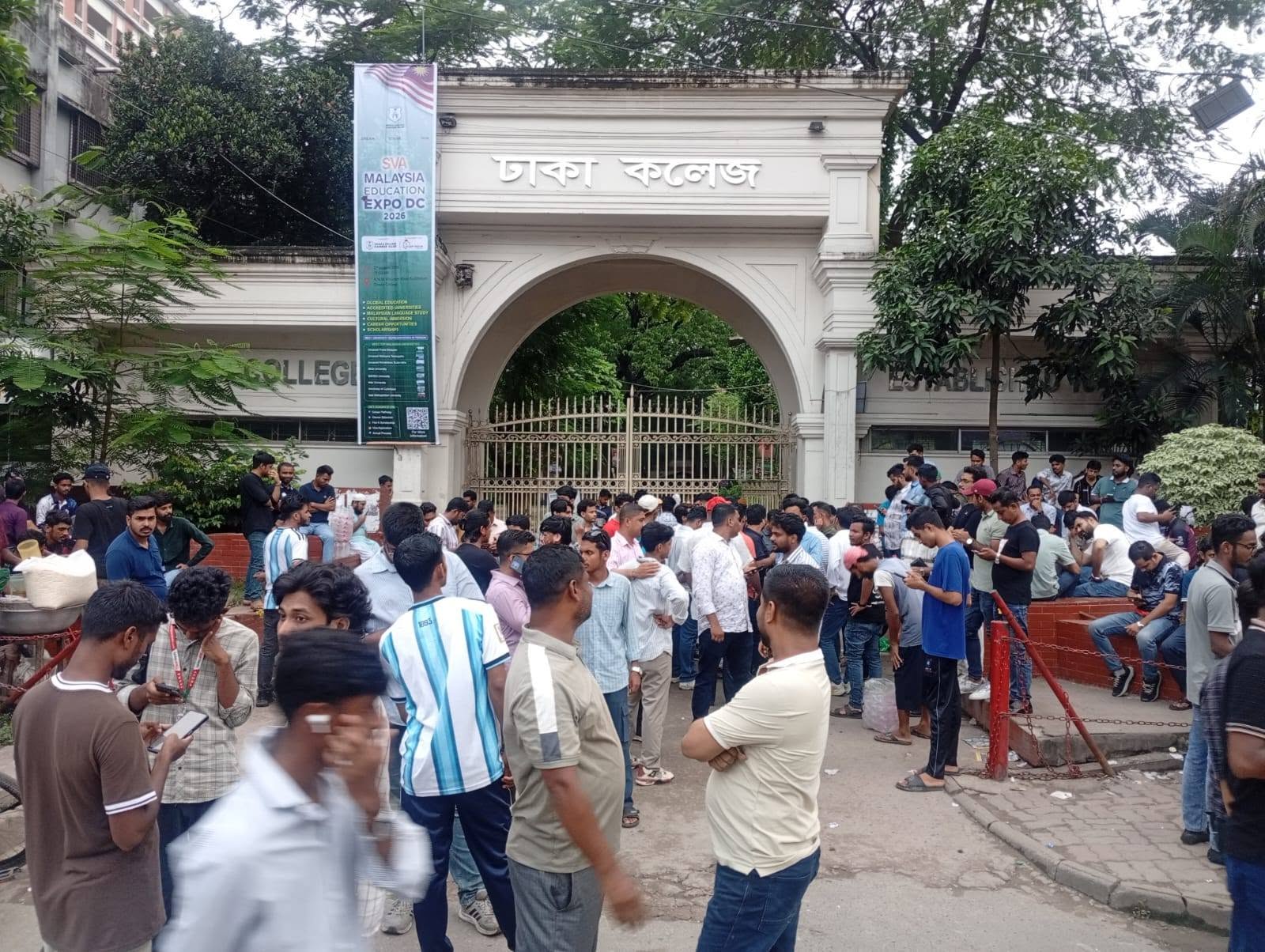 Tension grips Dhaka College after Chhatra Dal-Shibir clash