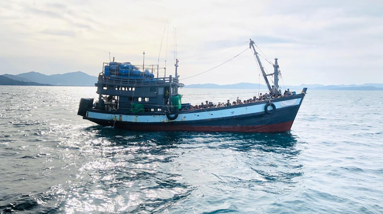 HRW urges Bangladesh to take in Rohingyas stranded in the Bay