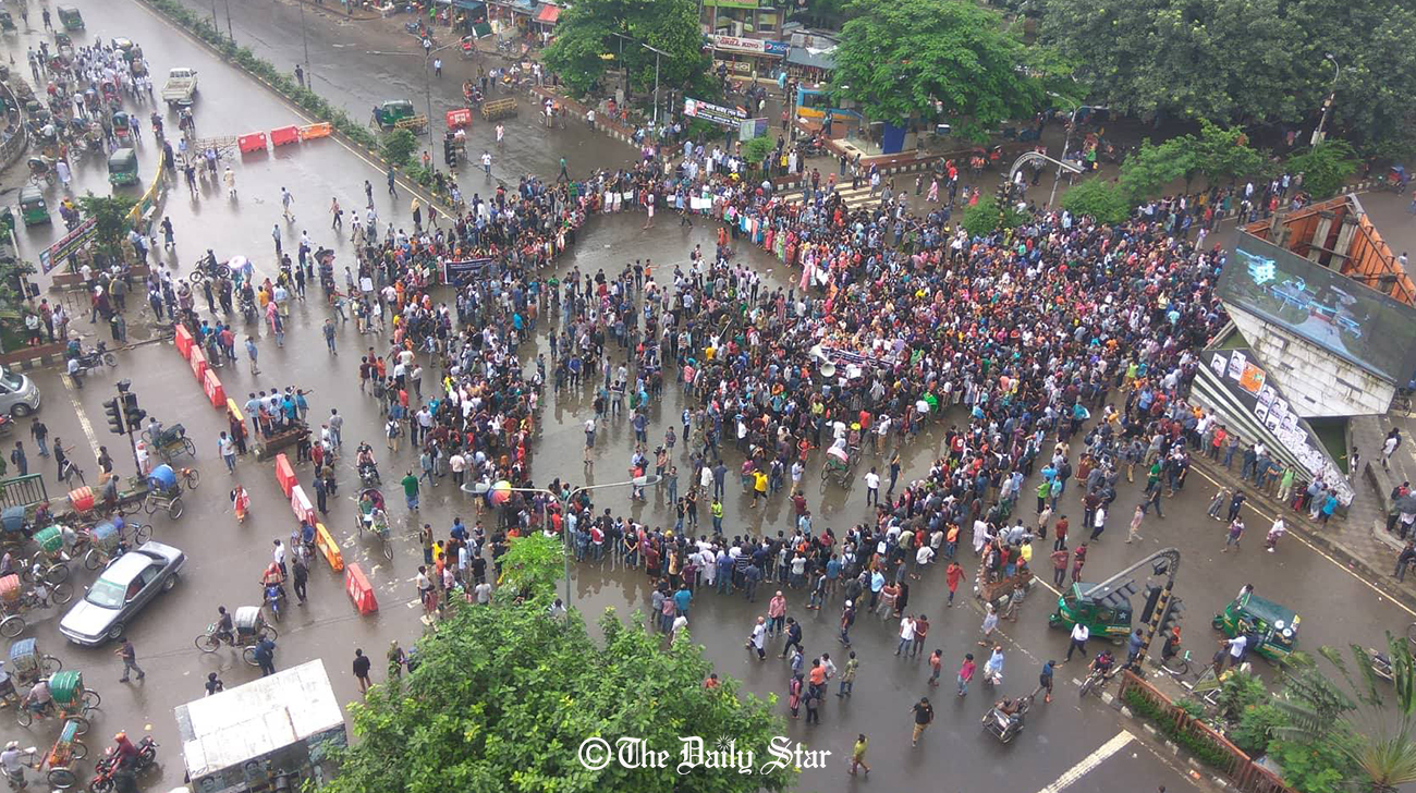 DU students block Shahbagh chanting ‘We Want Justice’