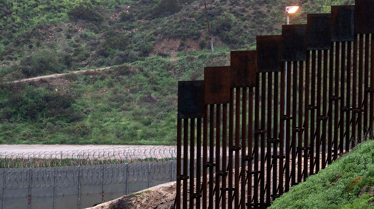 Trump vows emergency declaration over wall