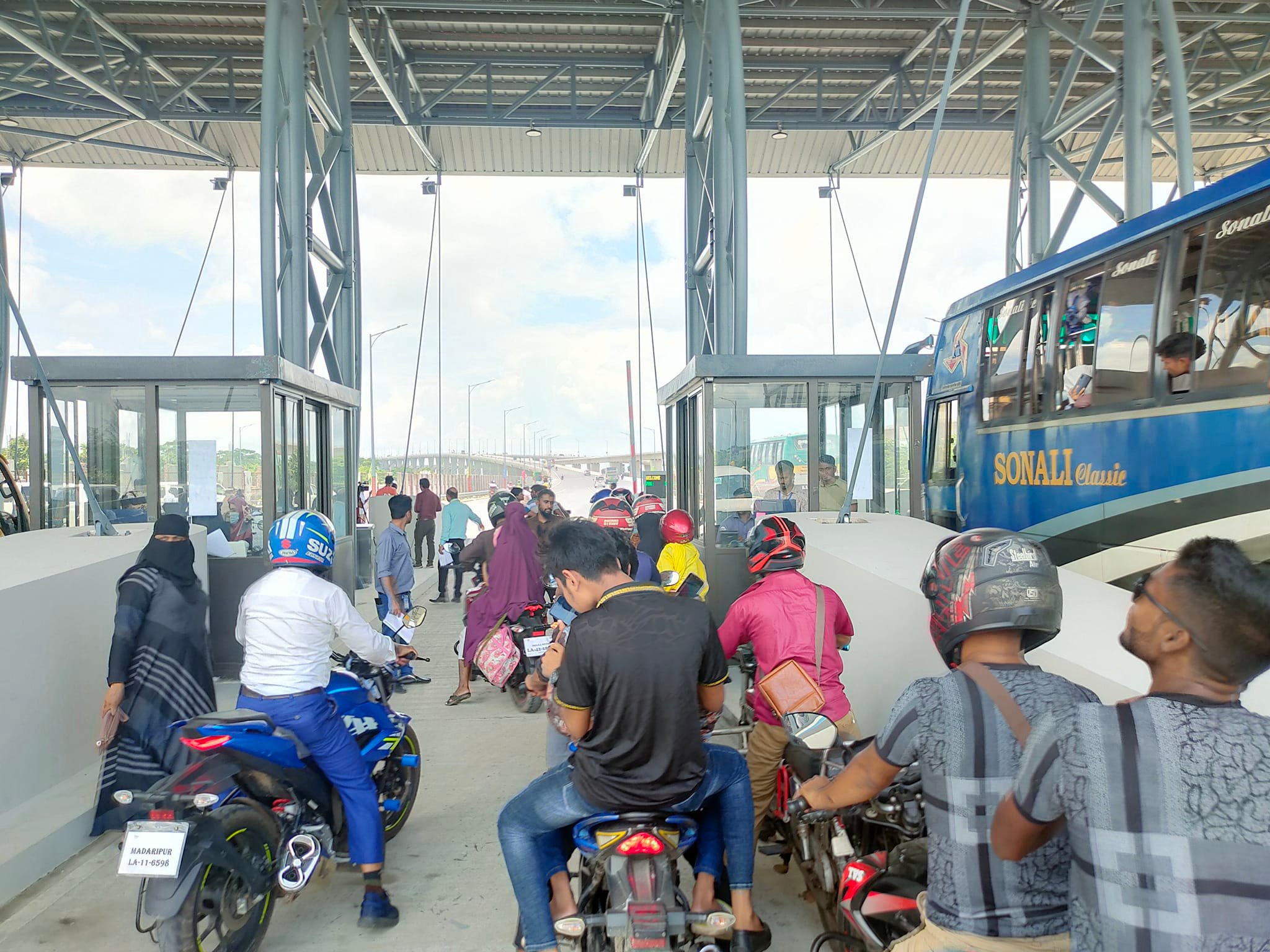 Tk 82 lakh toll collected from 15,200 vehicles on Padma Bridge in first 8 hours