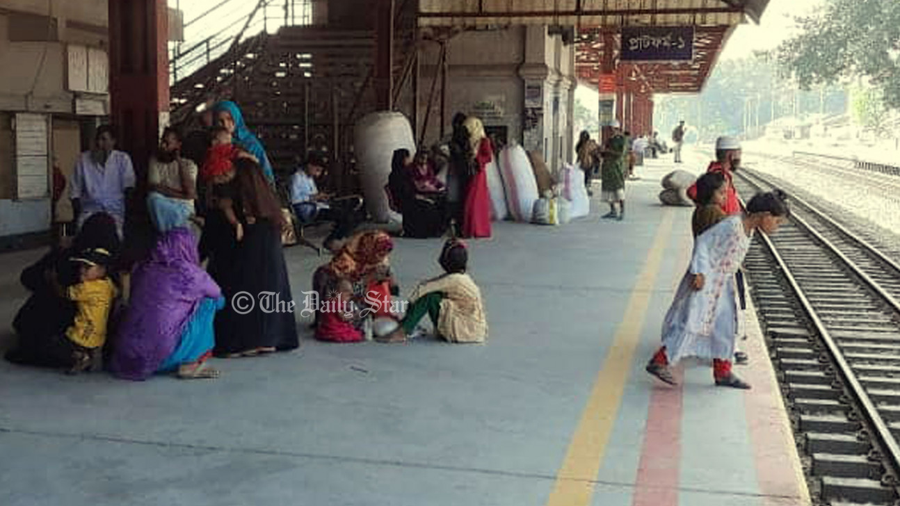 Natore’s temporary railway staff on strike demanding job regularisation