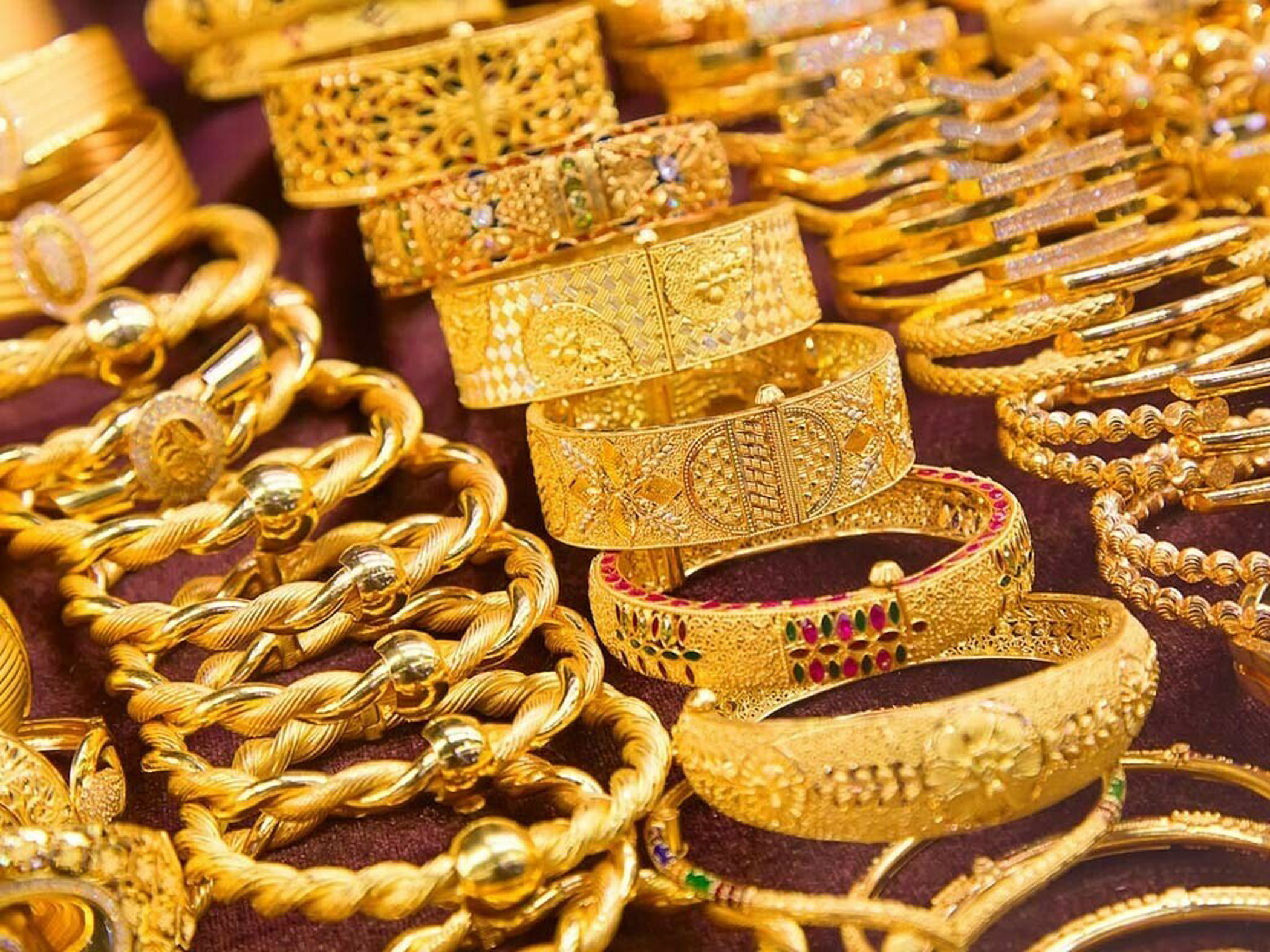 Gold price rises past Tk 2 lakh a bhori