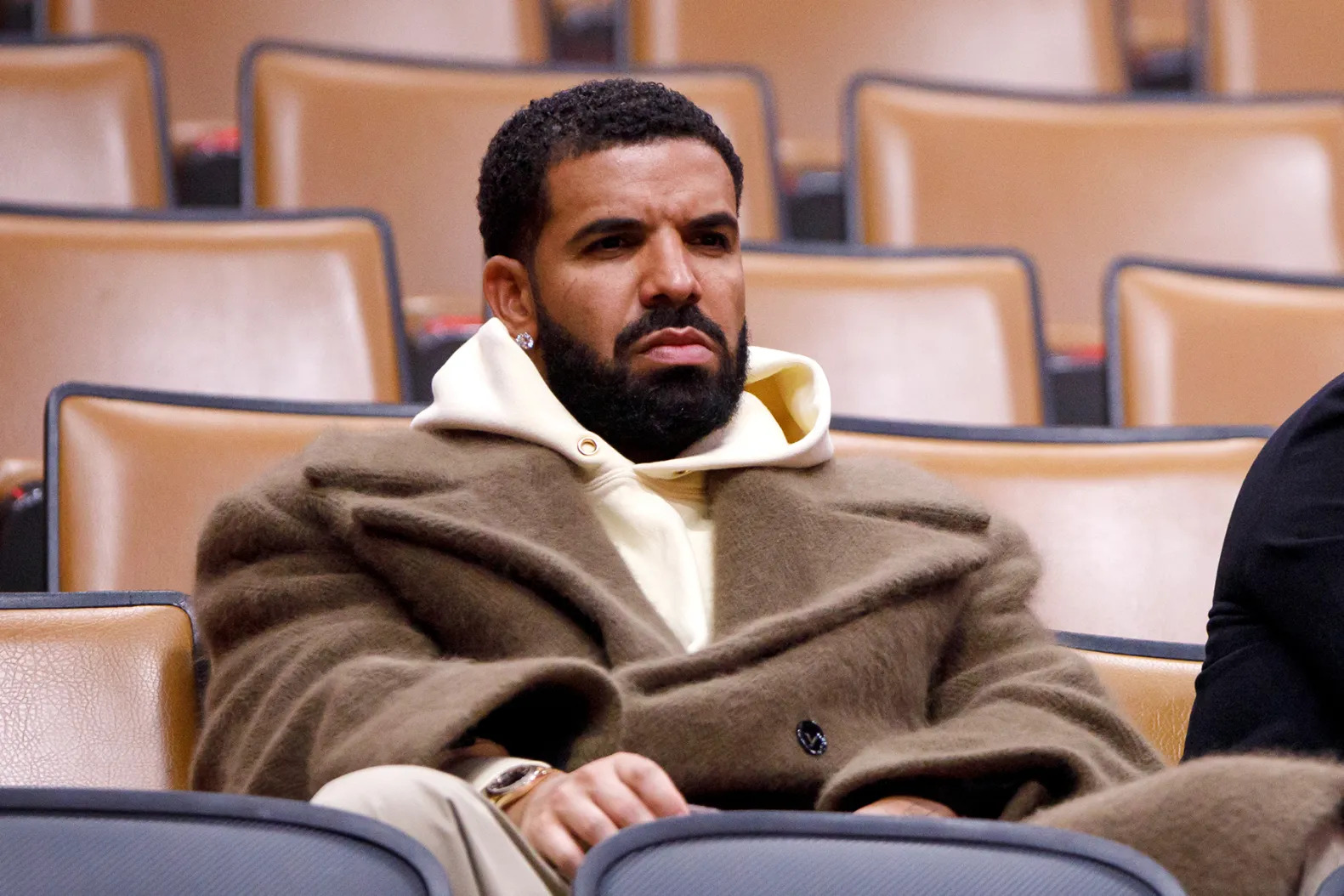 Drake removes Ai-generated Tupac track from instagram amid legal dispute 