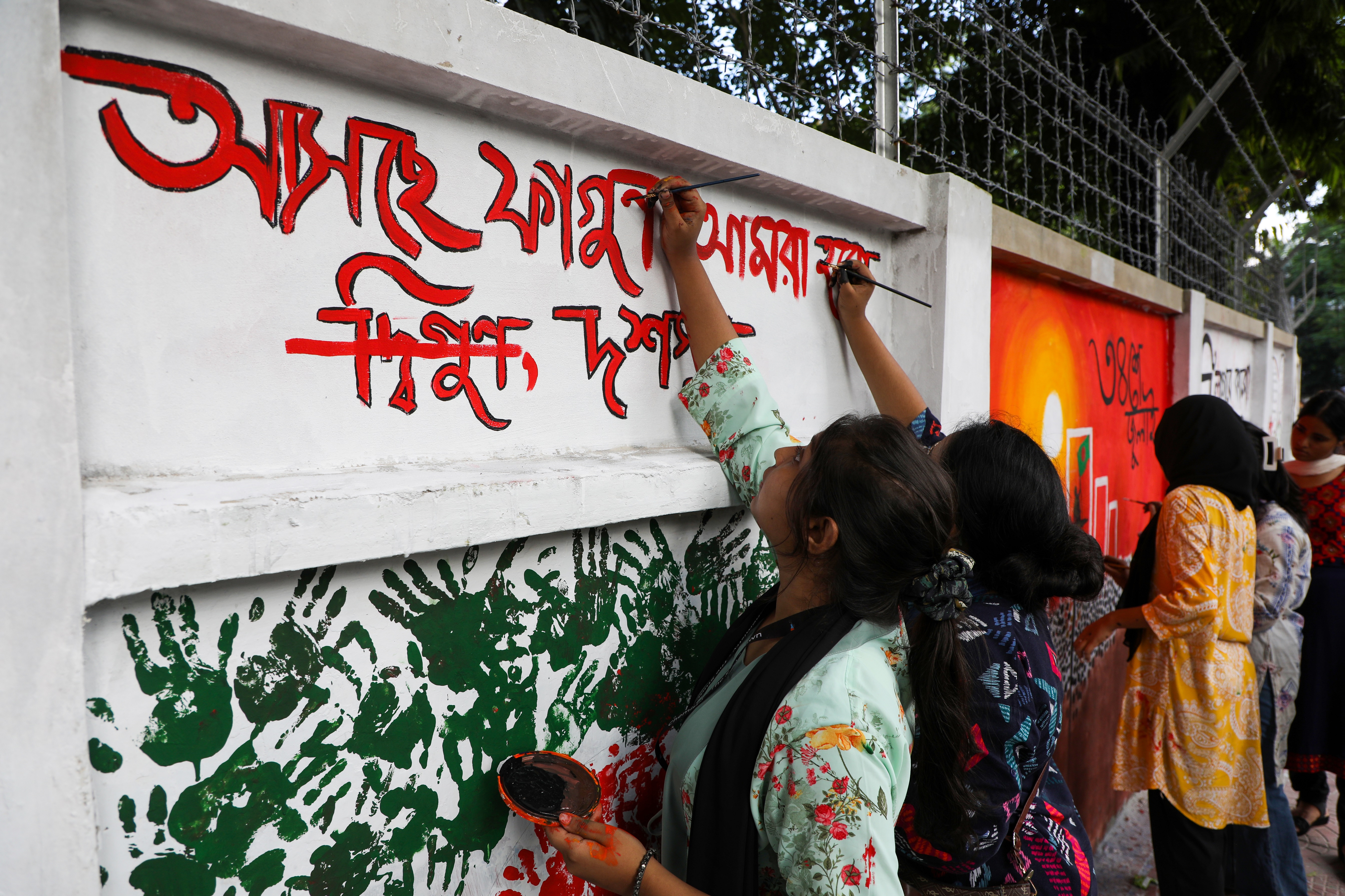 Students paint over vandalised walls, give DU new life