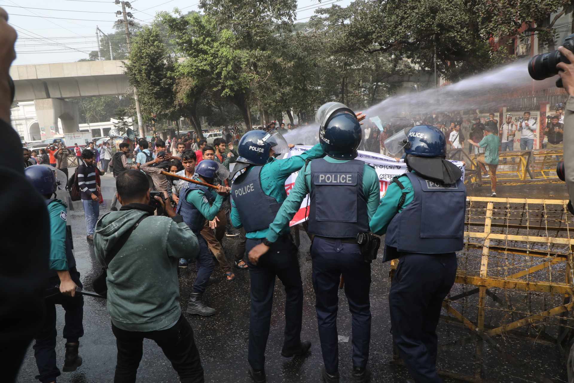 7 hurt as cops foil march for adivasis