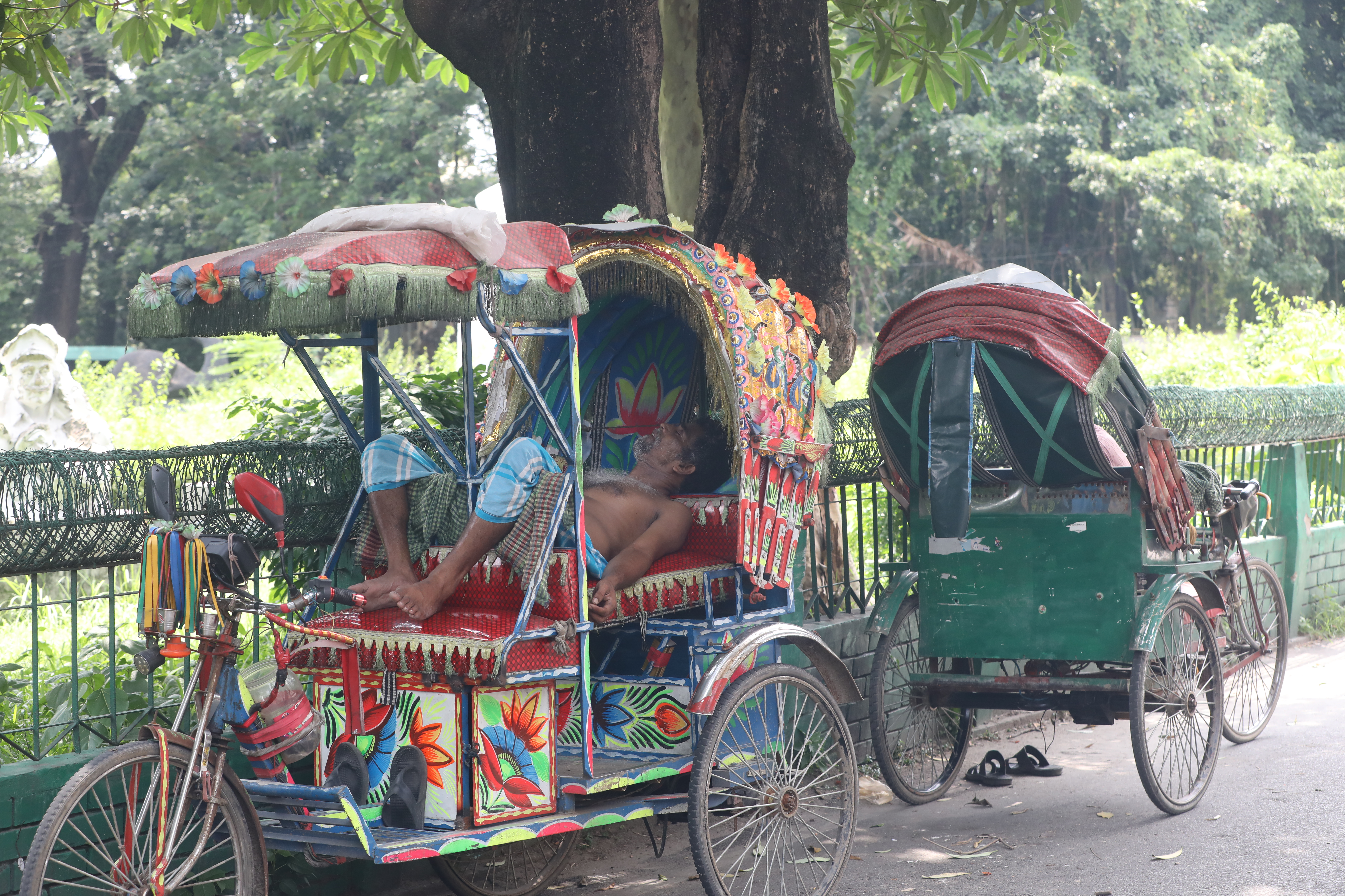 The lack of access to shaded seating and emergency cooling facilities in urban areas further heightens workers' vulnerability to extreme heat. 