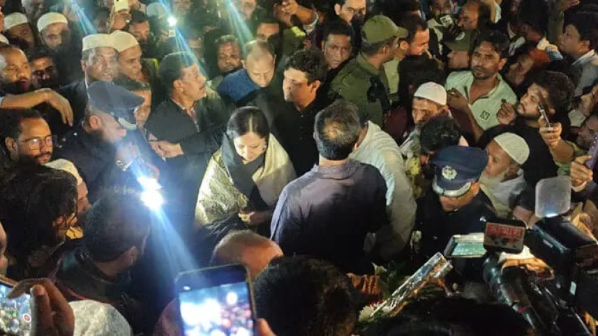 Brahmanbaria_Rumeen Farhana obstructed from paying tribute at Shaheed Minar_photo.jpeg