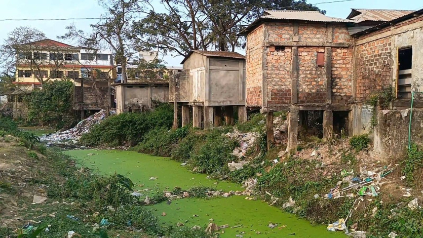 Once a thriving waterway navigable by large boats, the Jojnal has now shrunk into a foul-smelling canal. Photo: Star