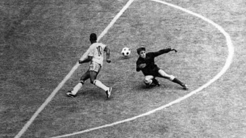 brazilian-player-pelé-who-died-today-12-29-2022-dribbling-v0-0bvfcehu609a1.jpg