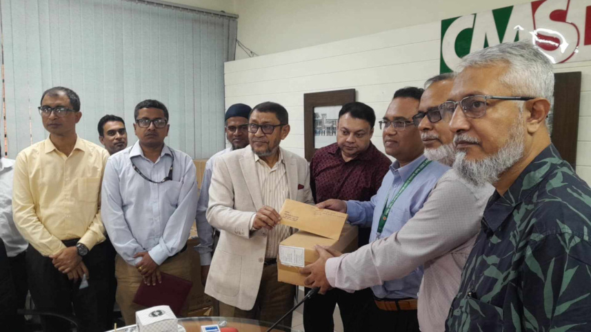 At a programme at the Central Medical Stores Depot in Dhaka, the health minister handed over one ventilator and five oxygen concentrators each to 10 hospitals to strengthen intensive care services. Photo: Star