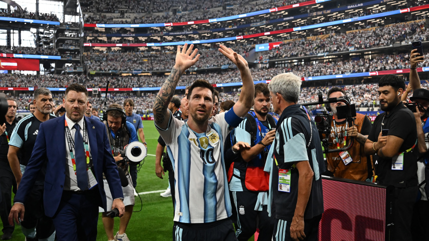 Messi waves to fans.jpg