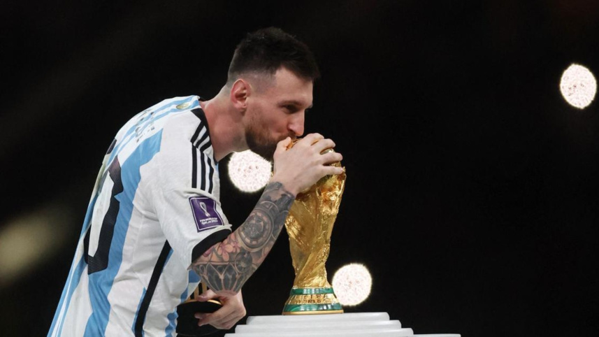 Messi-Kiss-Lusail.jpg
