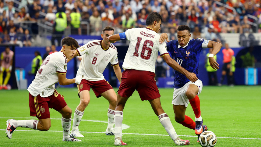 Spain beat France 2-0