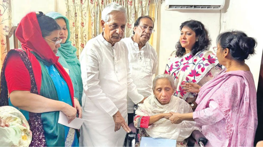 Cultural Affairs Minister, State Minister visit ailing Shabnam Mushtari, provide financial aid