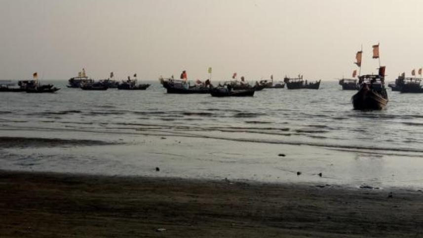 tourists_suffer_kuakata_beach_2.jpg