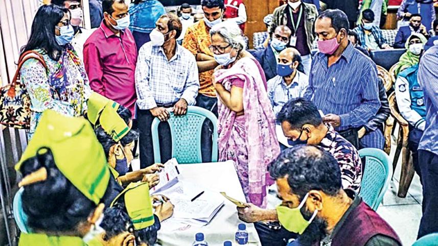 People-crowding-the-vaccination.jpg