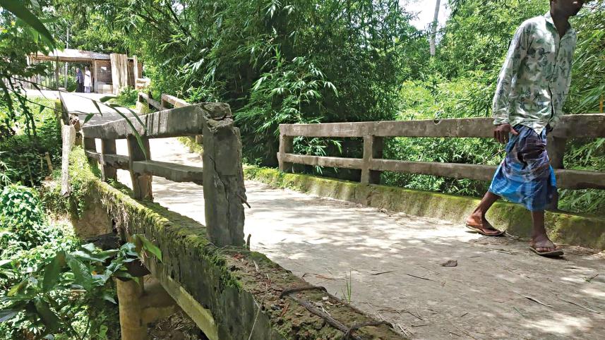 Broken-bridge-Moulvibazars-Srimangal.jpg