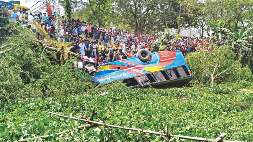 Road accident kills 19