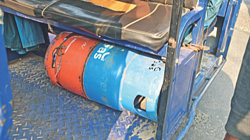 Auto-rickshaws gas cylinders.jpg