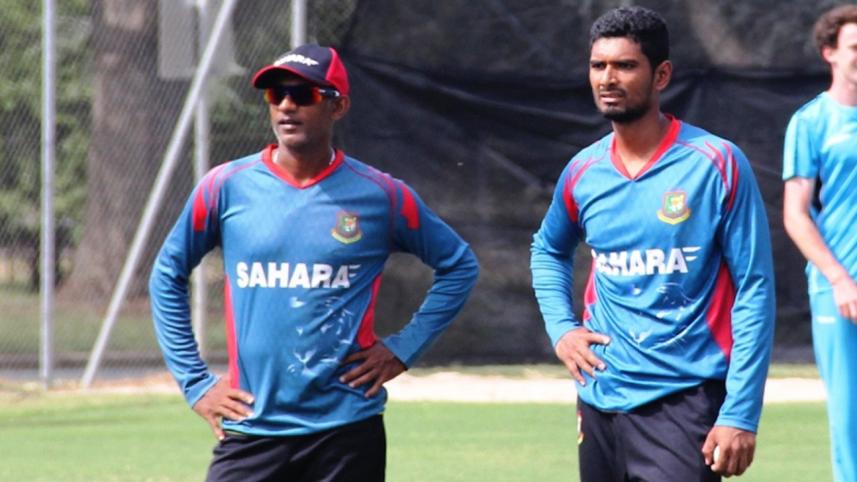 Mahmudullah and Ruwan Kalpage during training