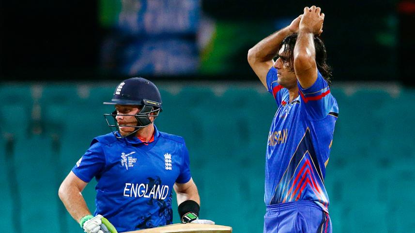 Afghanistan's Shahpur Zadran (R) reacts as England's Ian Bell hits a boundary during their Cricket World Cup match at the Sydney Cricket Ground (SCG)
