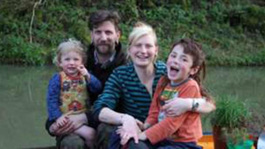 boat-deweller-family-web.jpg