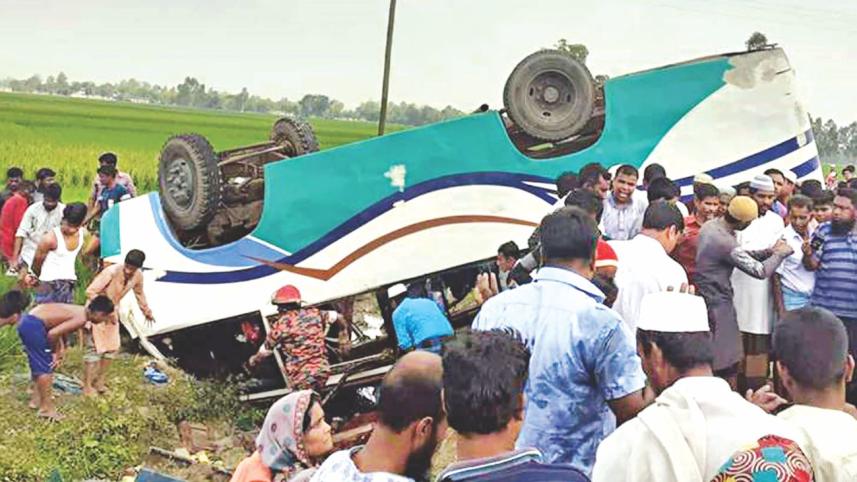 30 wounded as bus plunges into  ditch in Joypurhat; cop run over, killed by lorry in Narayanganj  