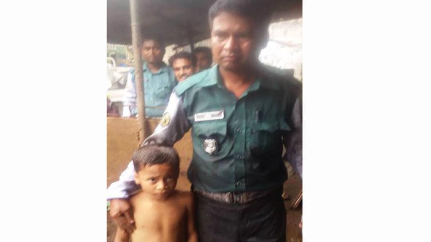 cops-rescues-kid--photo-Aech-Sheehab.jpg