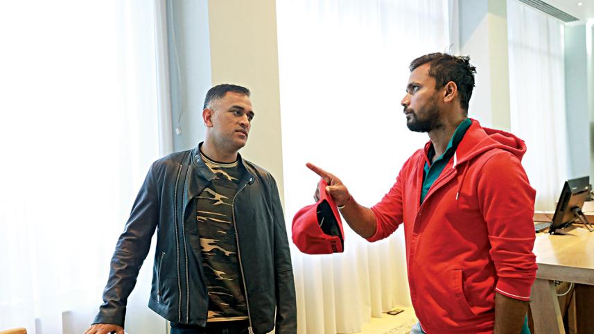 Mashrafe Bin Mortaza and MS Dhoni Shares a light moment ahead Bangladesh vs India match