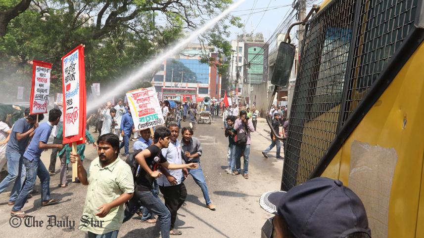 Lefitist-seige-wb.jpg
