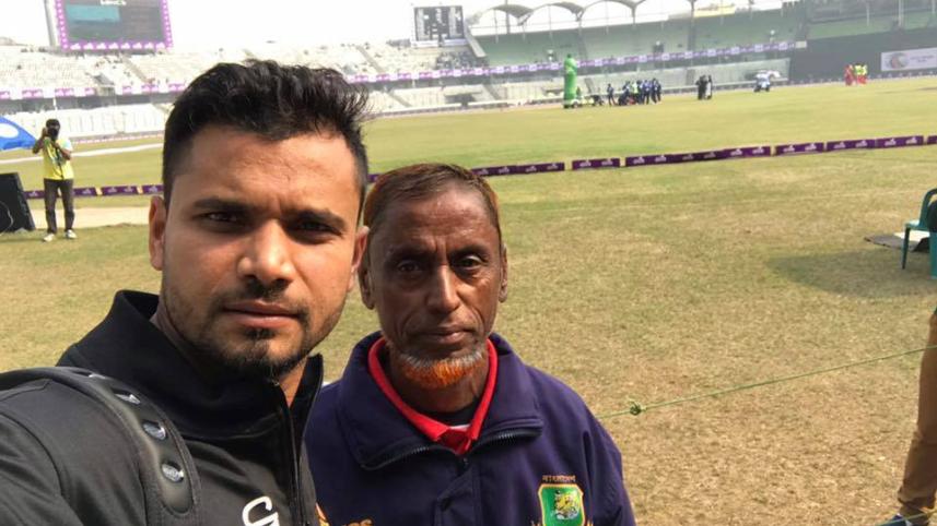 Mashrafe Bin Mortaza with groundsman Abdul Motin