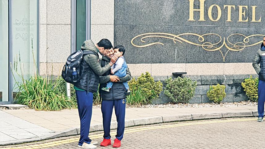 Mashrafe Mortaza and Mushfiqur Rahim share a light moment in ICC Cricket World Cup 2019