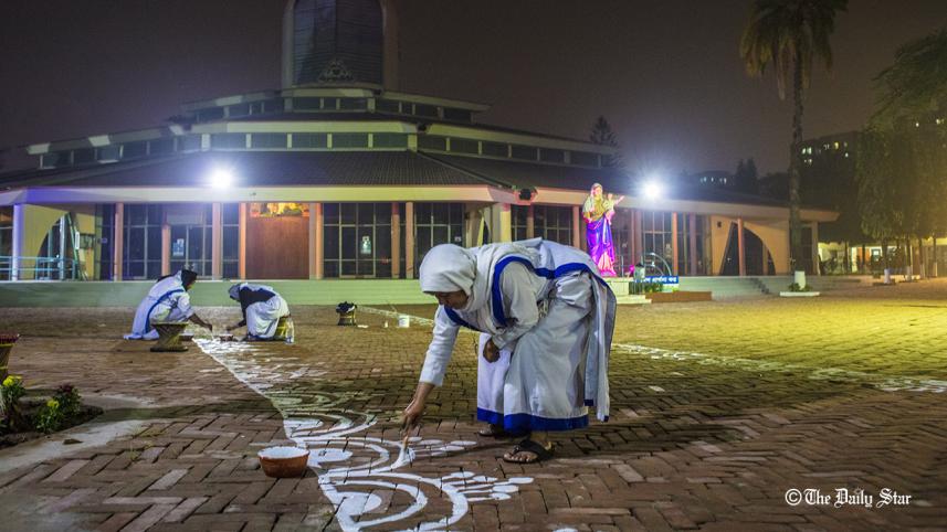 Nuns making motifs