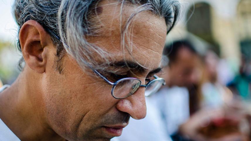 Mouhamad, a 40-year-old dentist and poet, lived in Aleppo, Syria. He witnessed a mortar attack that killed 27 persons in September 2012. UNHCR tells the story of the refugees escape to Greece