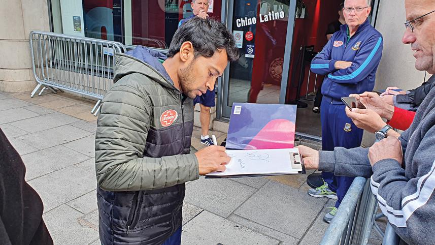 Mushfiqur Rahim giving autograph to fans in ICC Cricket World Cup 2019
