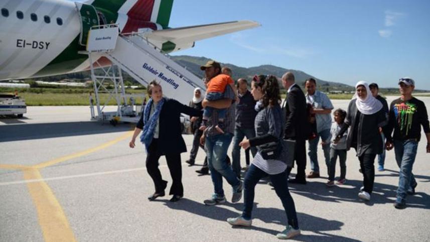Pope-lesbos-2WB.jpg
