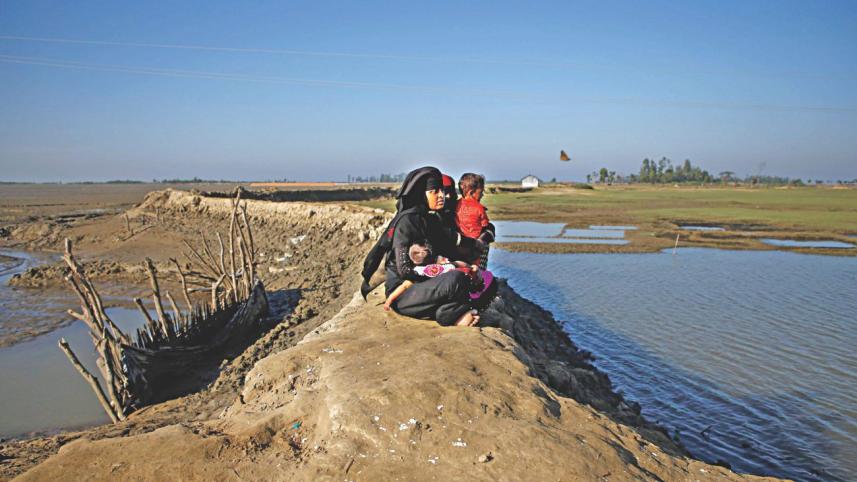 Rohingya crossing border