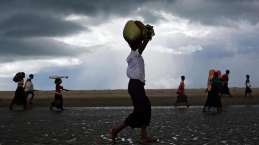 Rohingyas marching into Bangladesh