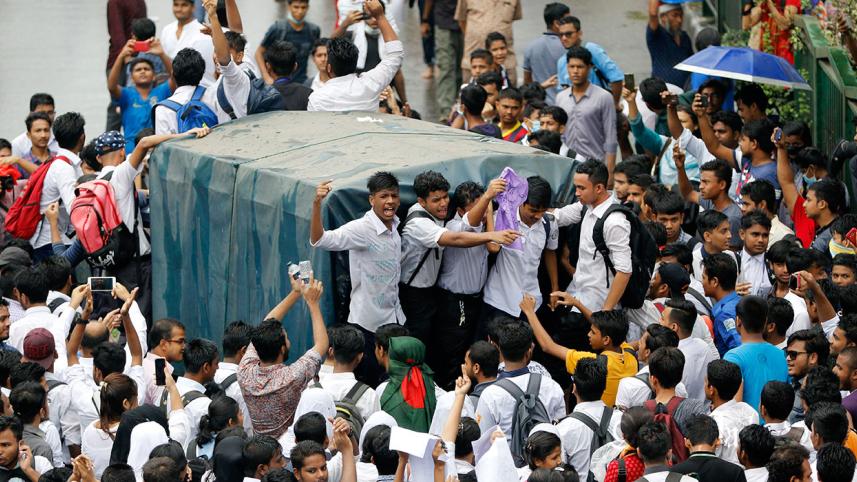 Student-protest-science-lab.jpg