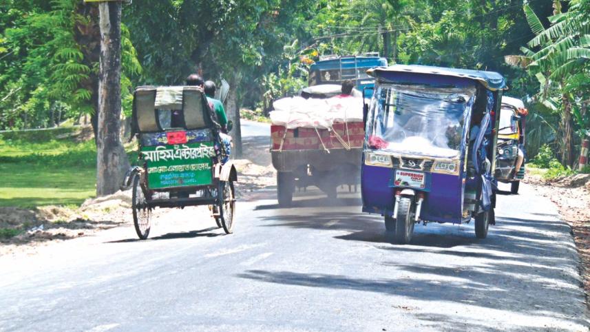 Three-wheelers Barisal highways.jpg