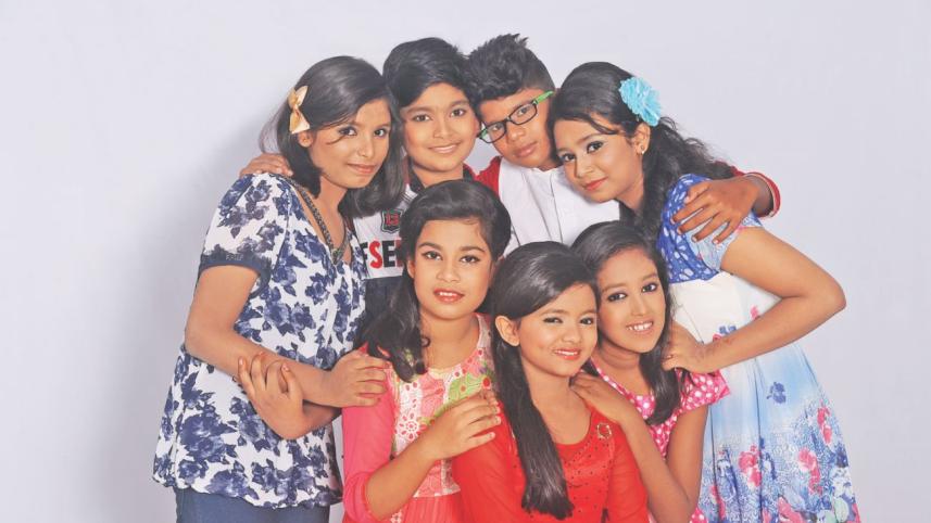 Top seven contestants of Khude Gaanraj pose for a photo. 